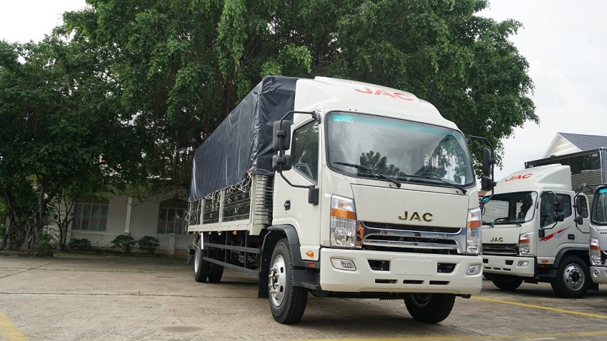 JAC N800 thùng bạt trắng
